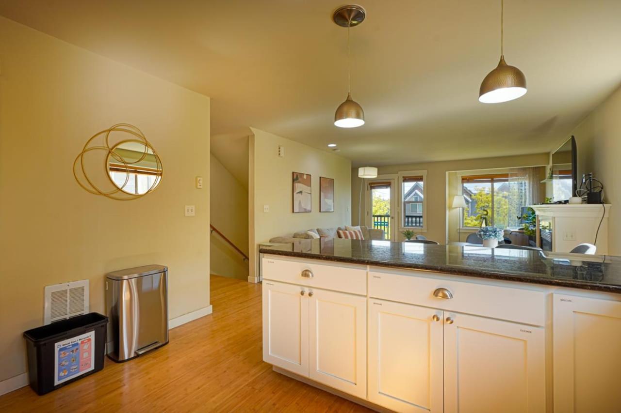 Stylish North Seattle Townhouse- Dual Master Suites المظهر الخارجي الصورة